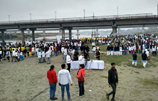 Vedantika herbals drinks are distributing to all volunteers at Yamuna Cleaning