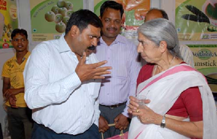 Ex-Health Minister of Punjab Ms Laxmikant Chawala discussing the importance of health products with     Dr. N. Limbasiya.
